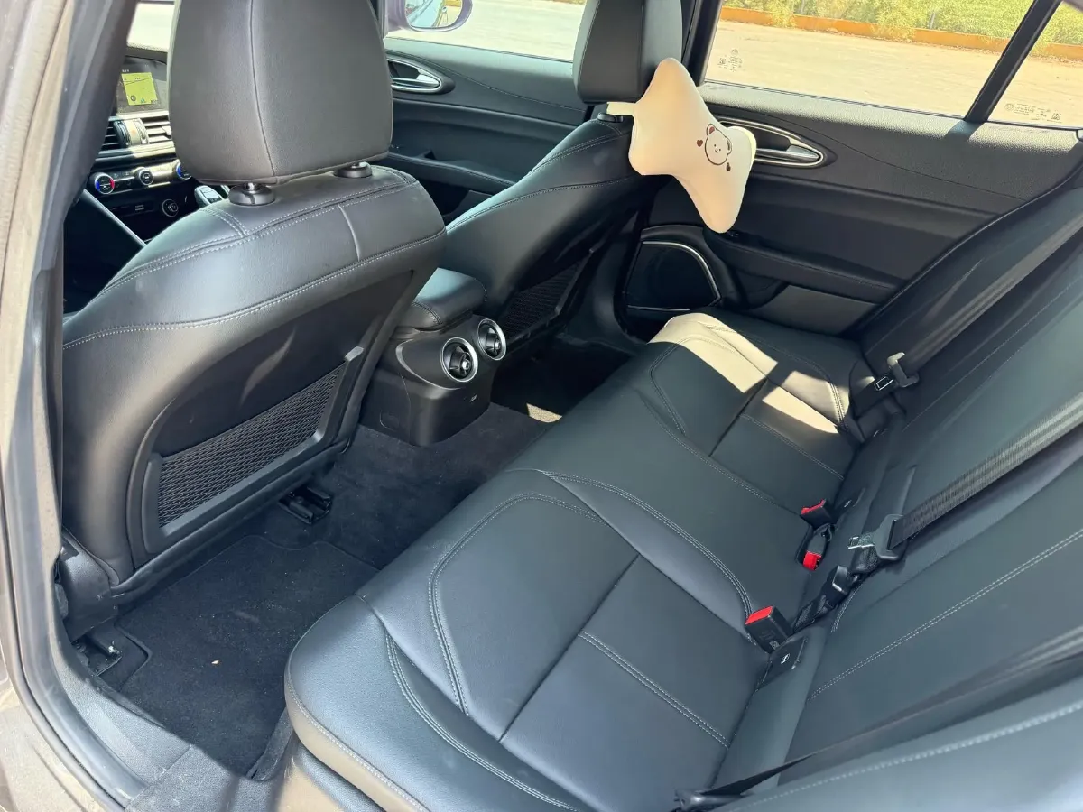 2022 Alfa Romeo Giulia 2.0T 280HP L4 8AT,autocango,china used car exporter,china ev exporter,chinese used car exporter,chinese used ev exporter