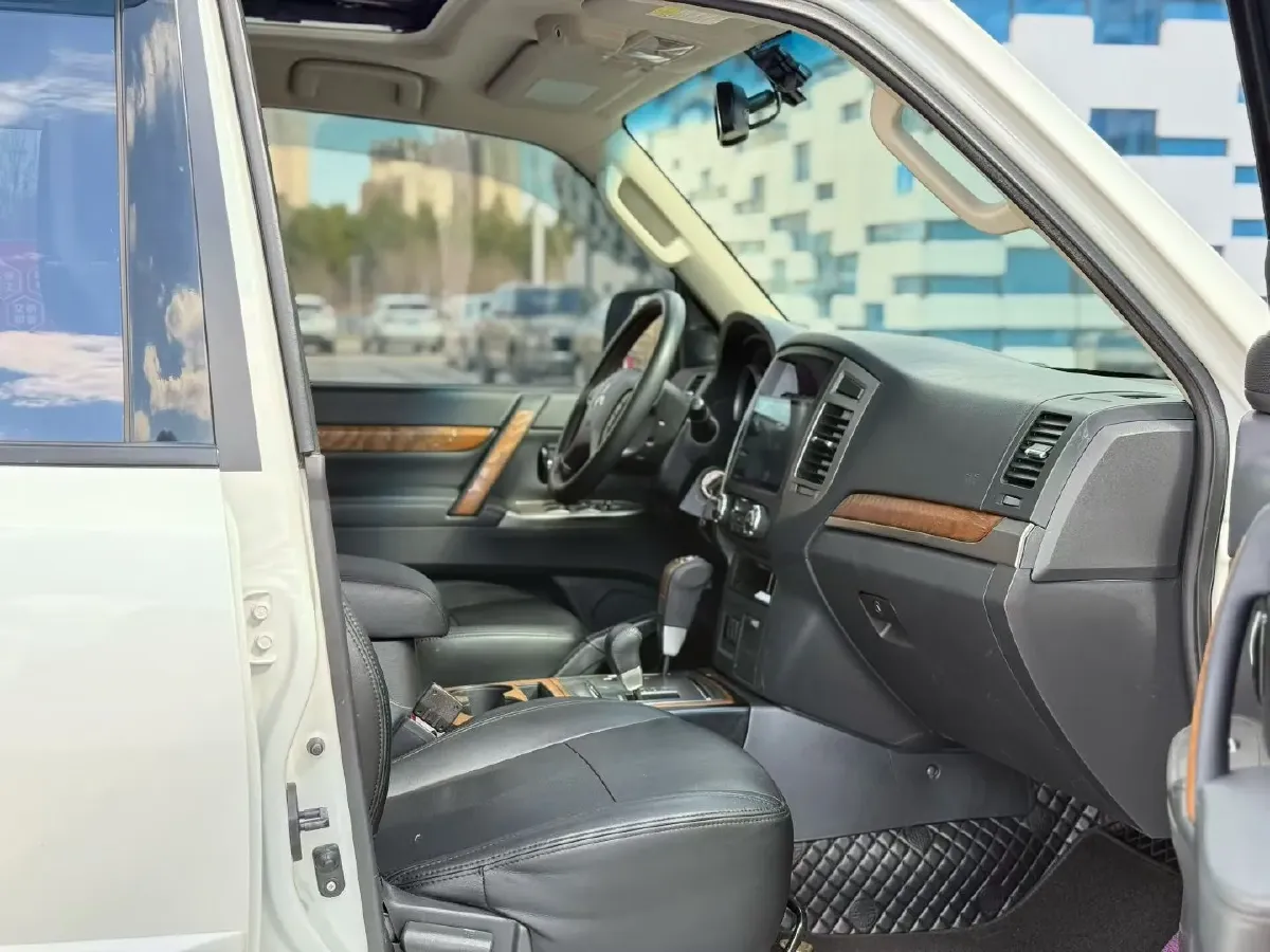 2019 Mitsubishi Pajero 3.0L 174HP V6 5AT,autocango,china used car exporter,china ev exporter,chinese used car exporter,chinese used ev exporter