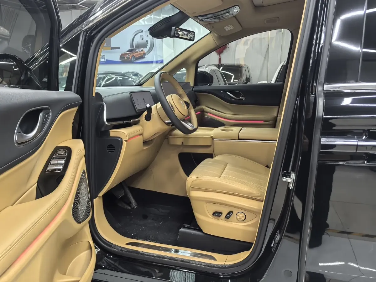 2025 Voyah Dream 1.5T 150HP L4 PHEV 41.7KWH,autocango,china used car exporter,china ev exporter,chinese used car exporter,chinese used ev exporter
