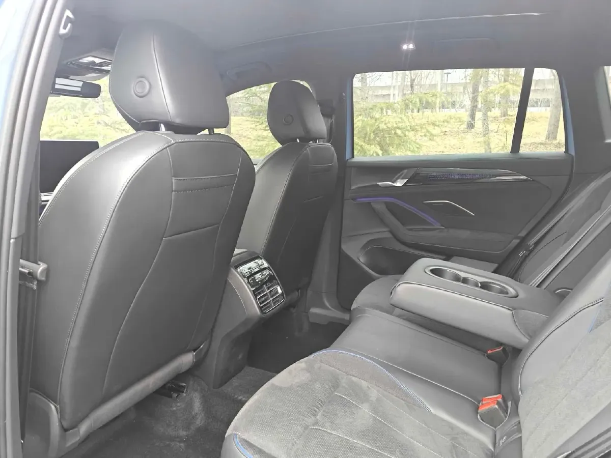 2024 Volkswagen Tiguan L 2.0T 220HP L4 7DCT,autocango,china used car exporter,china ev exporter,chinese used car exporter,chinese used ev exporter