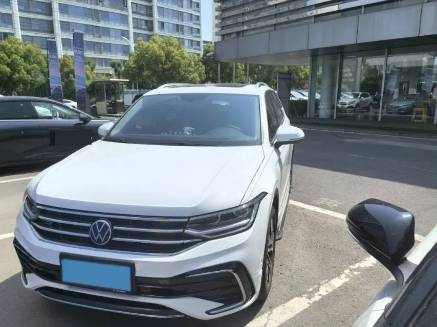 2025 Volkswagen Tiguan L 2.0T 186HP L4 7DCT,autocango,china used car exporter,china ev exporter,chinese used car exporter,chinese used ev exporter