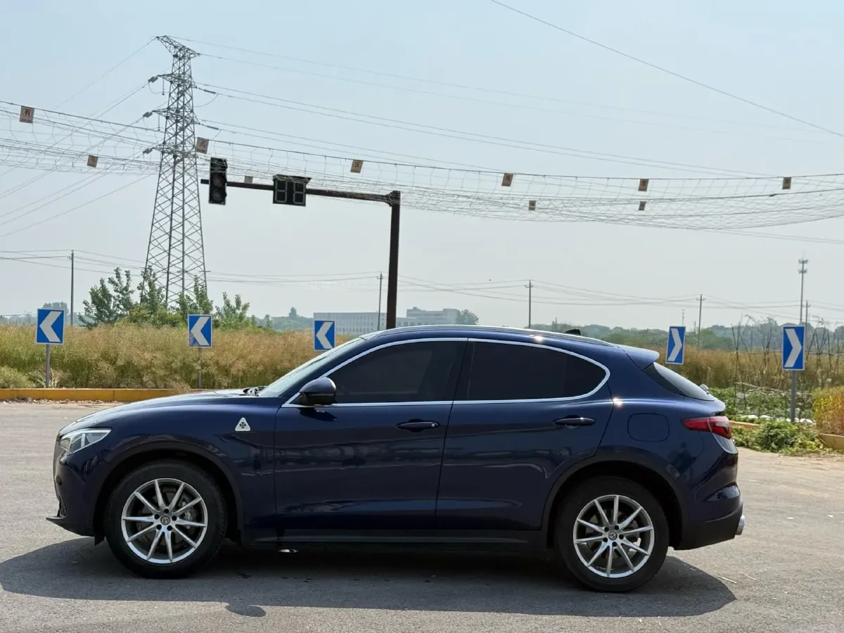 2017 Alfa Romeo Stelvio 2.0T 280HP L4 8AT,autocango,china used car exporter,china ev exporter,chinese used car exporter,chinese used ev exporter