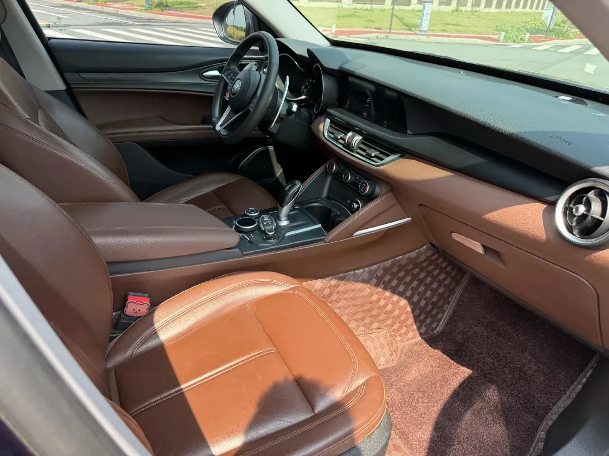 2017 Alfa Romeo Stelvio 2.0T 280HP L4 8AT,autocango,china used car exporter,china ev exporter,chinese used car exporter,chinese used ev exporter