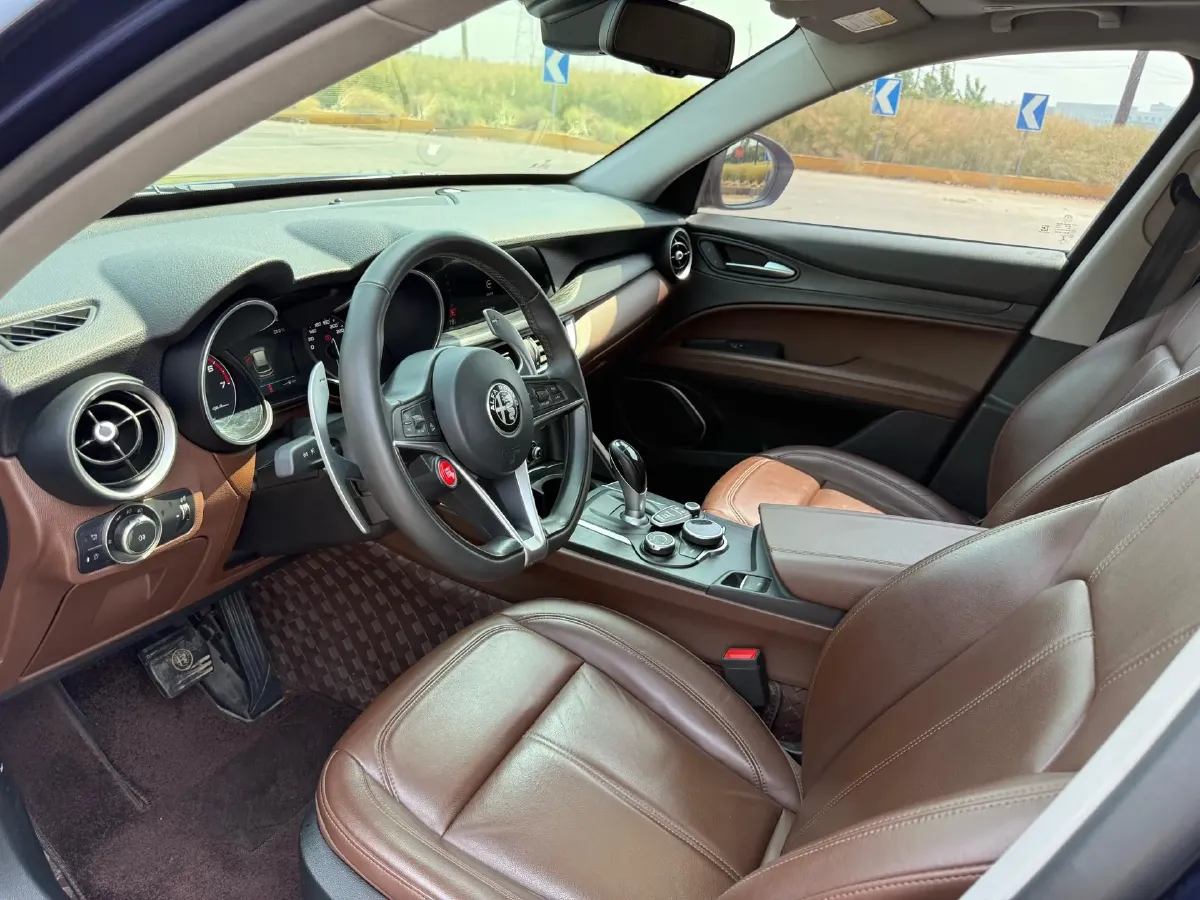 2017 Alfa Romeo Stelvio 2.0T 280HP L4 8AT,autocango,china used car exporter,china ev exporter,chinese used car exporter,chinese used ev exporter