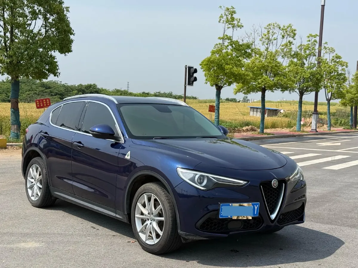 2017 Alfa Romeo Stelvio 2.0T 280HP L4 8AT,autocango,china used car exporter,china ev exporter,chinese used car exporter,chinese used ev exporter