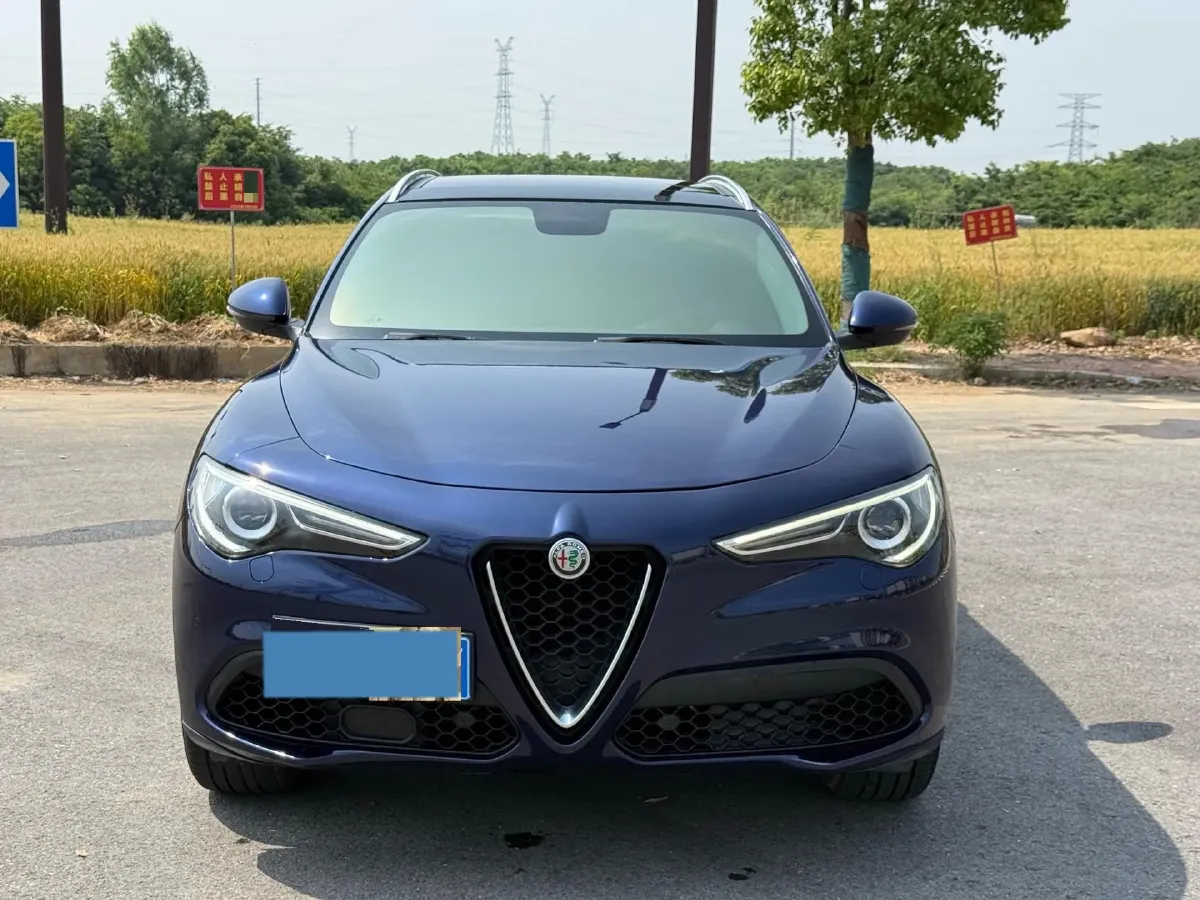 2017 Alfa Romeo Stelvio 2.0T 280HP L4 8AT,autocango,china used car exporter,china ev exporter,chinese used car exporter,chinese used ev exporter
