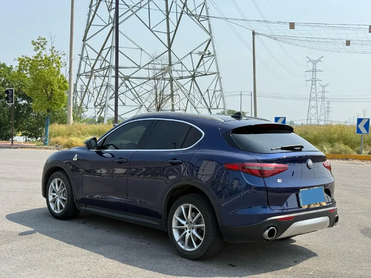 2017 Alfa Romeo Stelvio 2.0T 280HP L4 8AT,autocango,china used car exporter,china ev exporter,chinese used car exporter,chinese used ev exporter