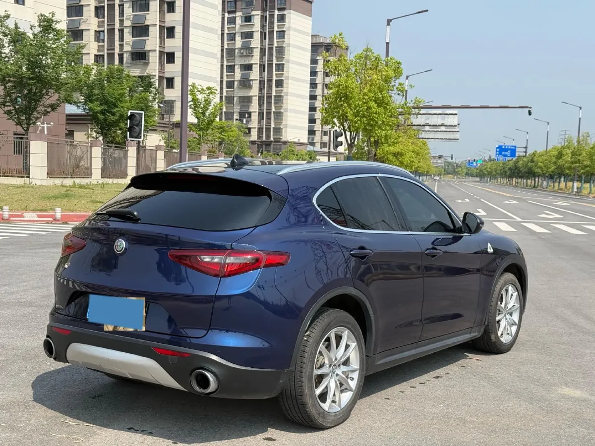 2017 Alfa Romeo Stelvio 2.0T 280HP L4 8AT,autocango,china used car exporter,china ev exporter,chinese used car exporter,chinese used ev exporter