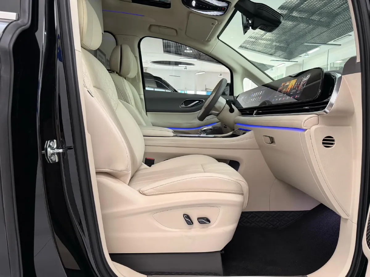 2024 Voyah Dream 1.5T 150HP L4 PHEV 43KWH,autocango,china used car exporter,china ev exporter,chinese used car exporter,chinese used ev exporter