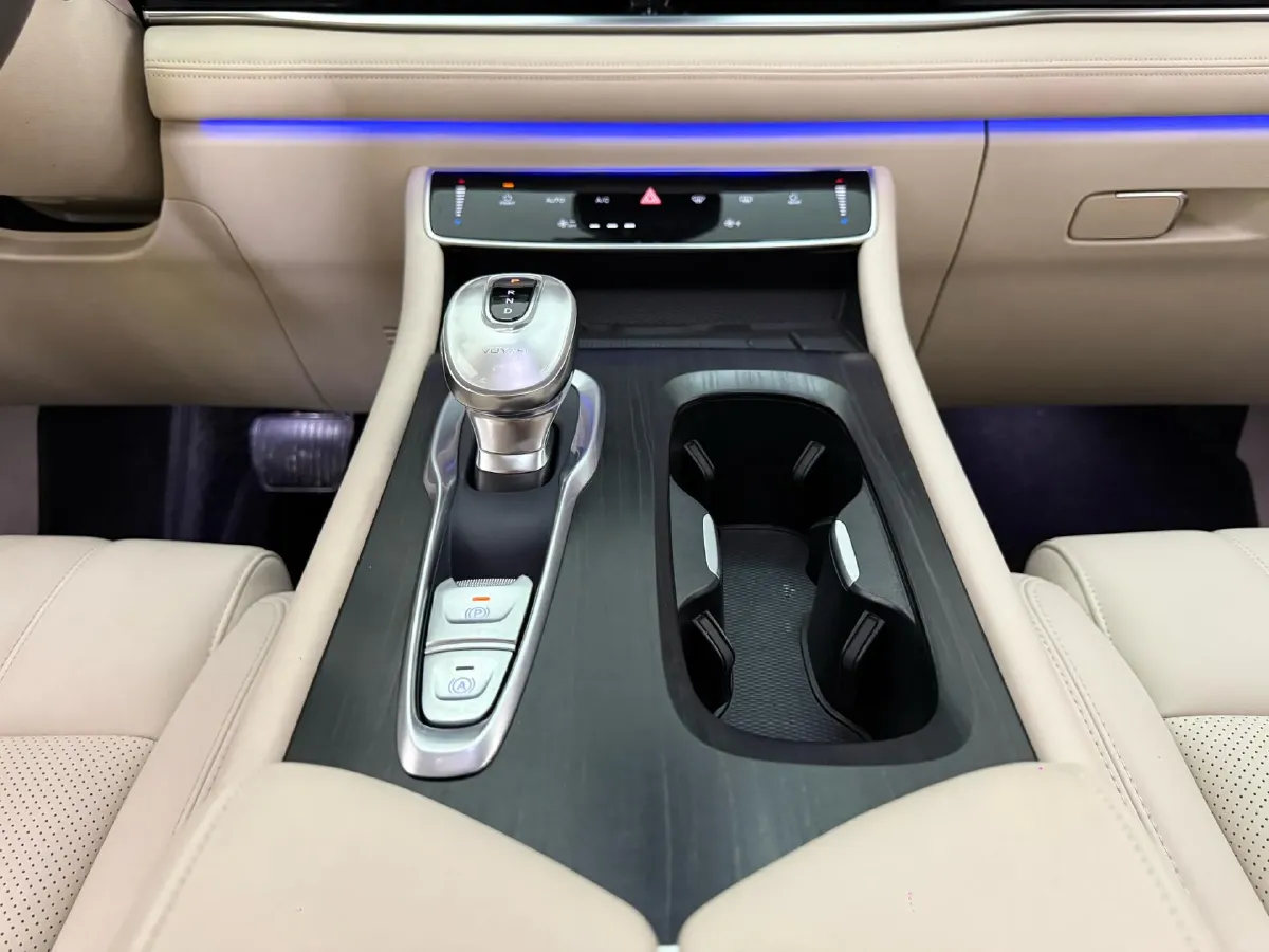 2024 Voyah Dream 1.5T 150HP L4 PHEV 43KWH,autocango,china used car exporter,china ev exporter,chinese used car exporter,chinese used ev exporter