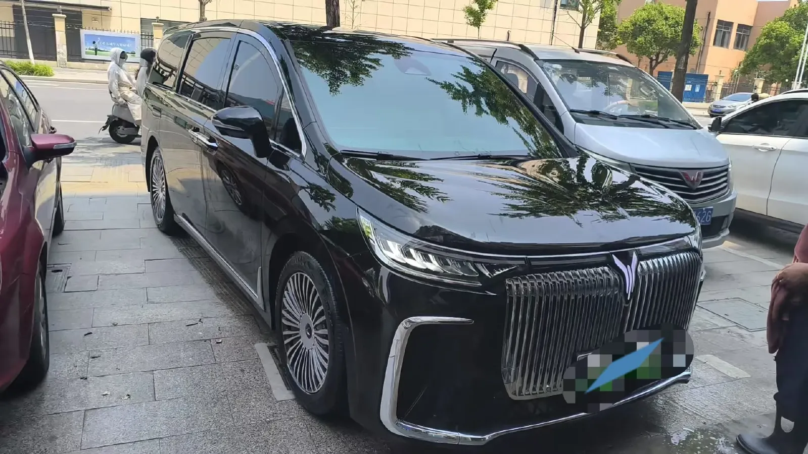 2025 Voyah Dream 1.5T 150HP L4 PHEV 41.7KWH,autocango,china used car exporter,china ev exporter,chinese used car exporter,chinese used ev exporter