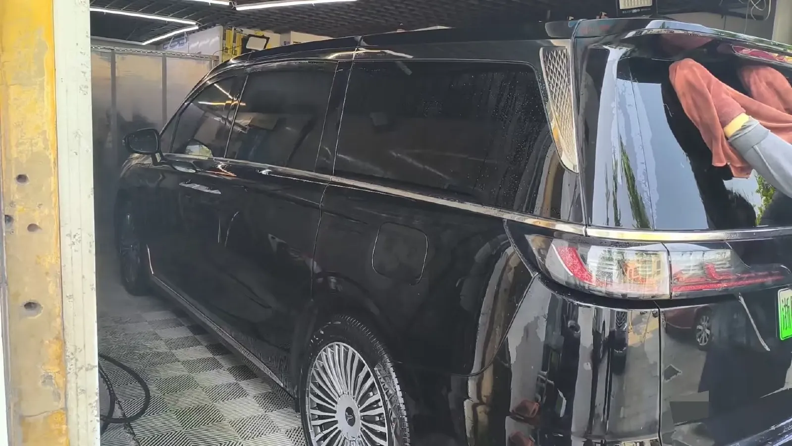 2025 Voyah Dream 1.5T 150HP L4 PHEV 41.7KWH,autocango,china used car exporter,china ev exporter,chinese used car exporter,chinese used ev exporter