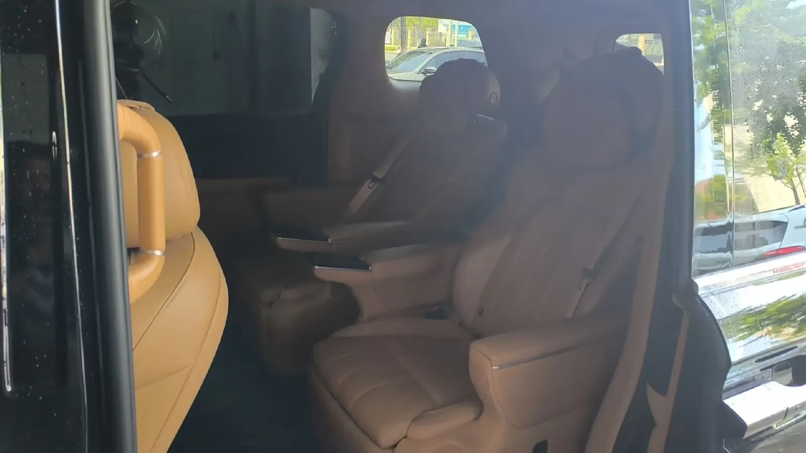 2025 Voyah Dream 1.5T 150HP L4 PHEV 41.7KWH,autocango,china used car exporter,china ev exporter,chinese used car exporter,chinese used ev exporter