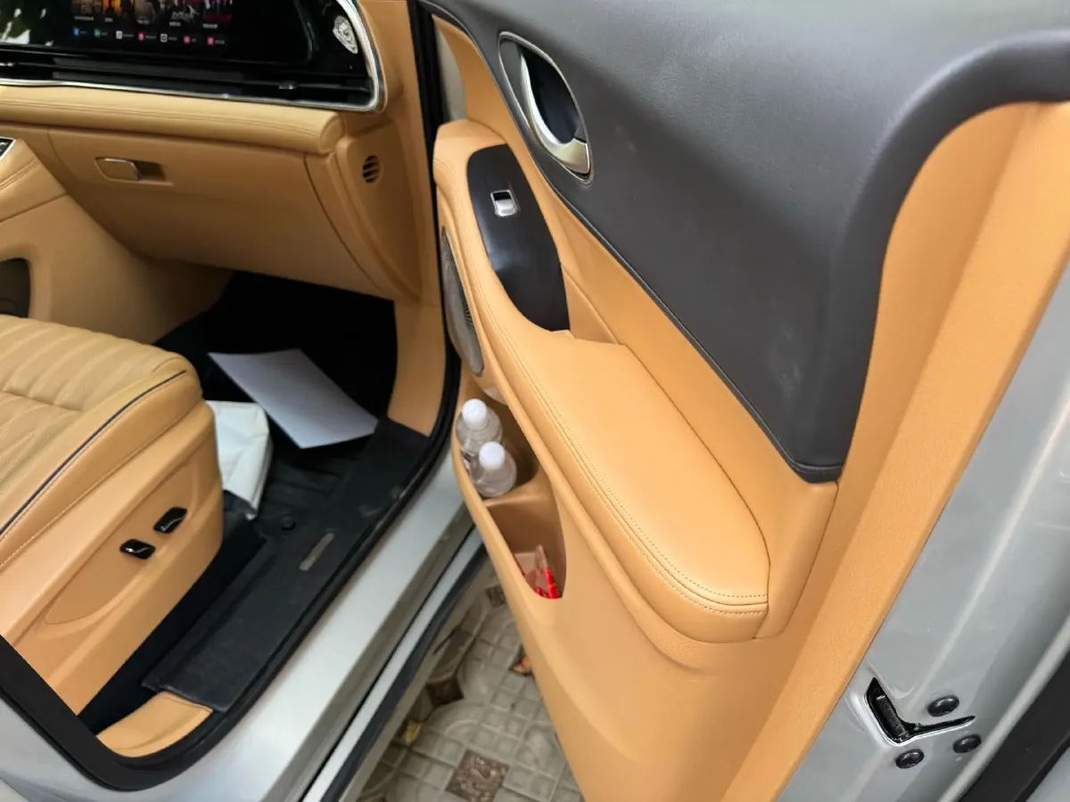 2024 Voyah Dream 1.5T 150HP L4 PHEV 43KWH,autocango,china used car exporter,china ev exporter,chinese used car exporter,chinese used ev exporter