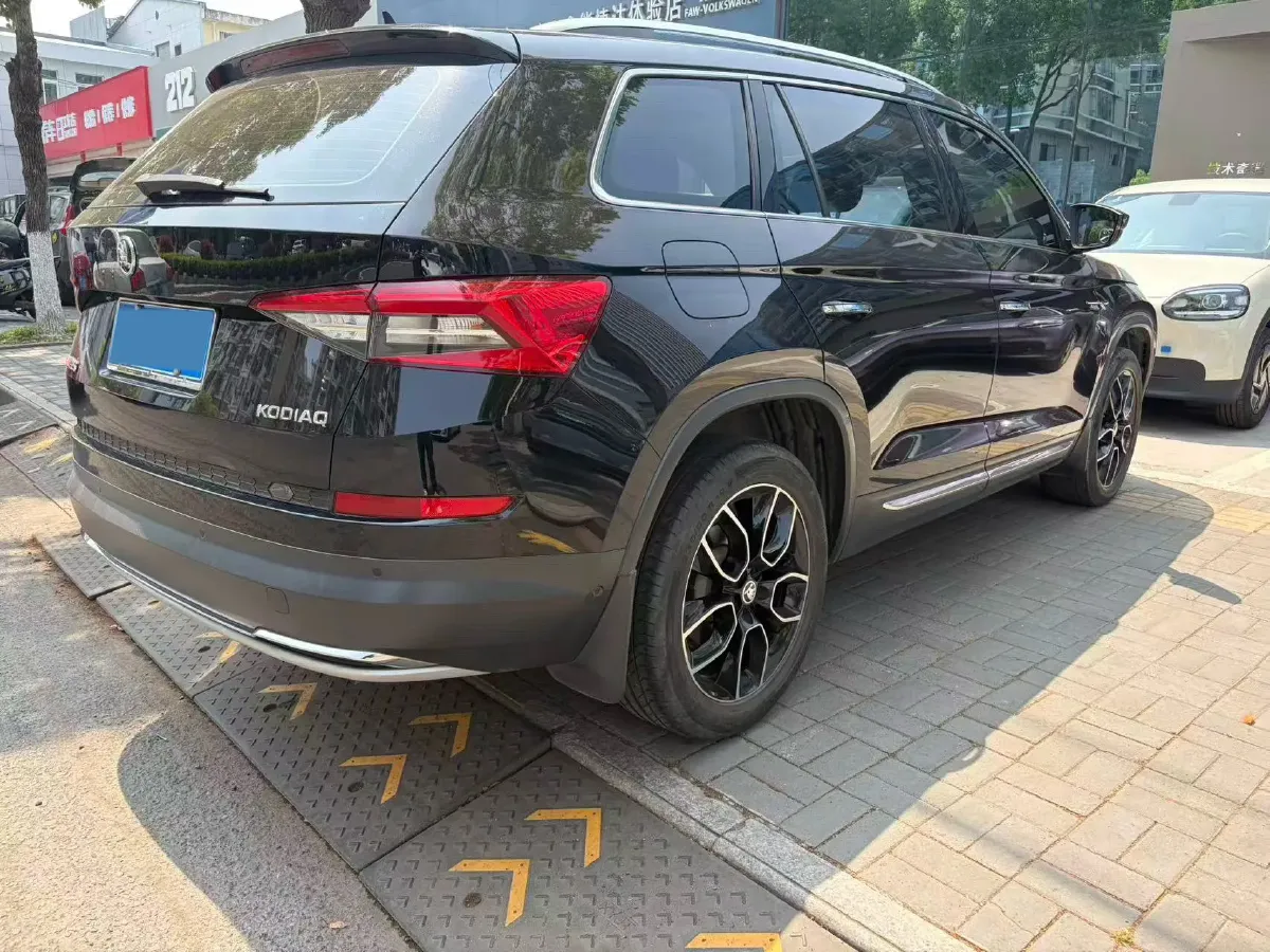 2021 Skoda Kodiak 2.0T 186HP L4 7DCT,autocango,china used car exporter,china ev exporter,chinese used car exporter,chinese used ev exporter