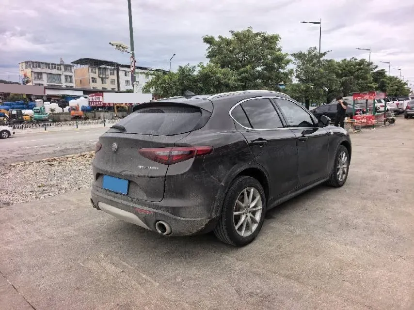 2017 Alfa Romeo Stelvio 2.0T 280HP L4 8AT,autocango,china used car exporter,china ev exporter,chinese used car exporter,chinese used ev exporter