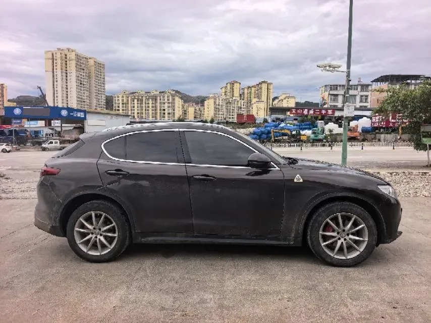2017 Alfa Romeo Stelvio 2.0T 280HP L4 8AT,autocango,china used car exporter,china ev exporter,chinese used car exporter,chinese used ev exporter