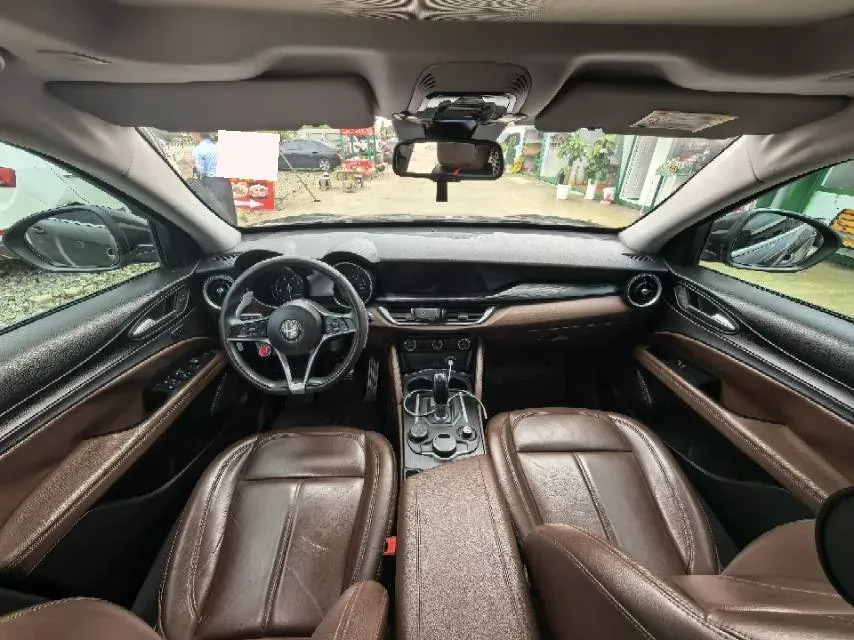 2017 Alfa Romeo Stelvio 2.0T 280HP L4 8AT,autocango,china used car exporter,china ev exporter,chinese used car exporter,chinese used ev exporter