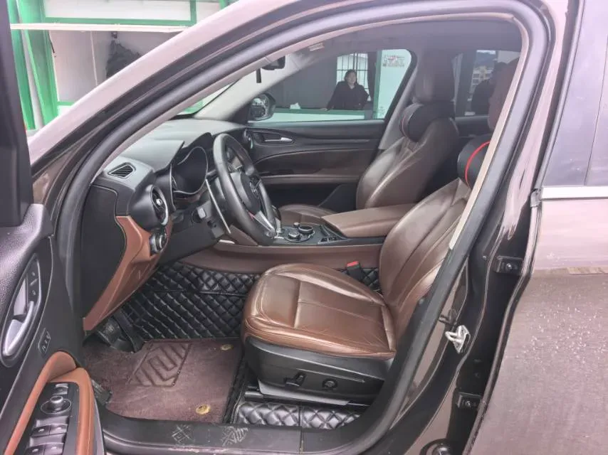 2017 Alfa Romeo Stelvio 2.0T 280HP L4 8AT,autocango,china used car exporter,china ev exporter,chinese used car exporter,chinese used ev exporter