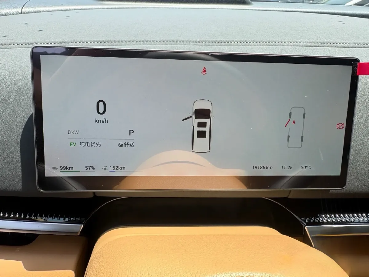 2025 Voyah Dream 1.5T 150HP L4 PHEV 41.7KWH,autocango,china used car exporter,china ev exporter,chinese used car exporter,chinese used ev exporter
