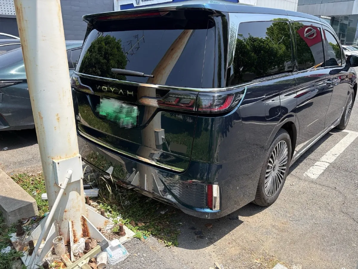 2025 Voyah Dream 1.5T 150HP L4 PHEV 41.7KWH,autocango,china used car exporter,china ev exporter,chinese used car exporter,chinese used ev exporter