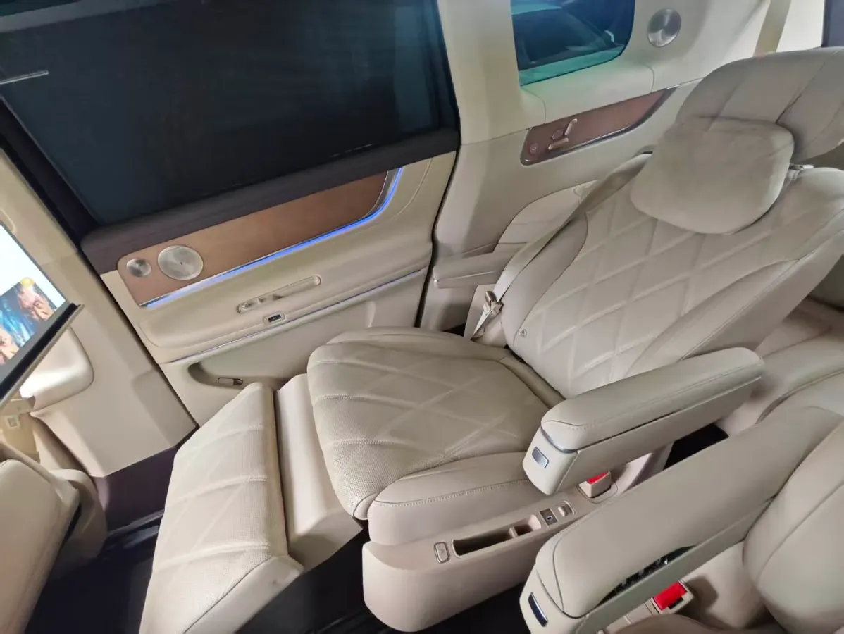 2025 AITO AITO M9 REEV 160HP REEV 52KWH,autocango,china used car exporter,china ev exporter,chinese used car exporter,chinese used ev exporter