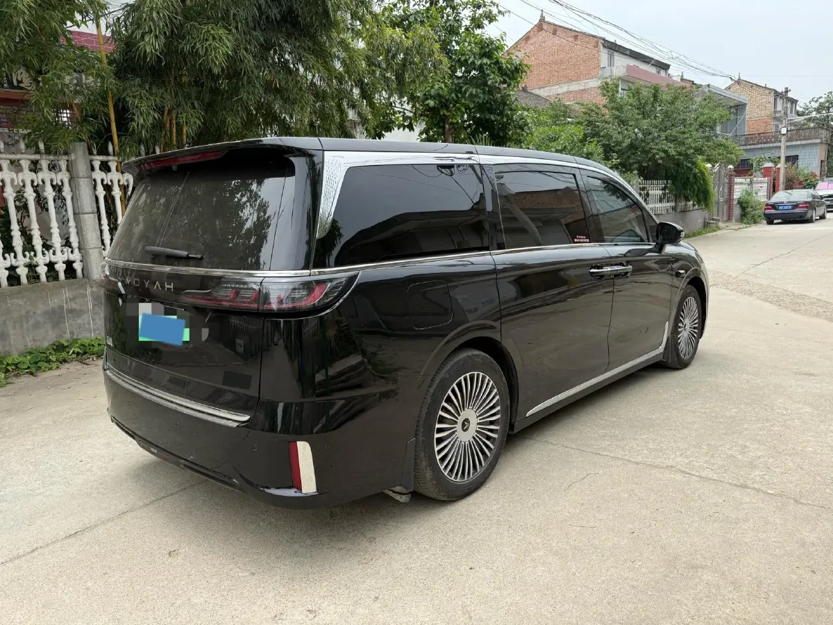 2025 Voyah Dream 1.5T 150HP L4 PHEV 41.7KWH,autocango,china used car exporter,china ev exporter,chinese used car exporter,chinese used ev exporter