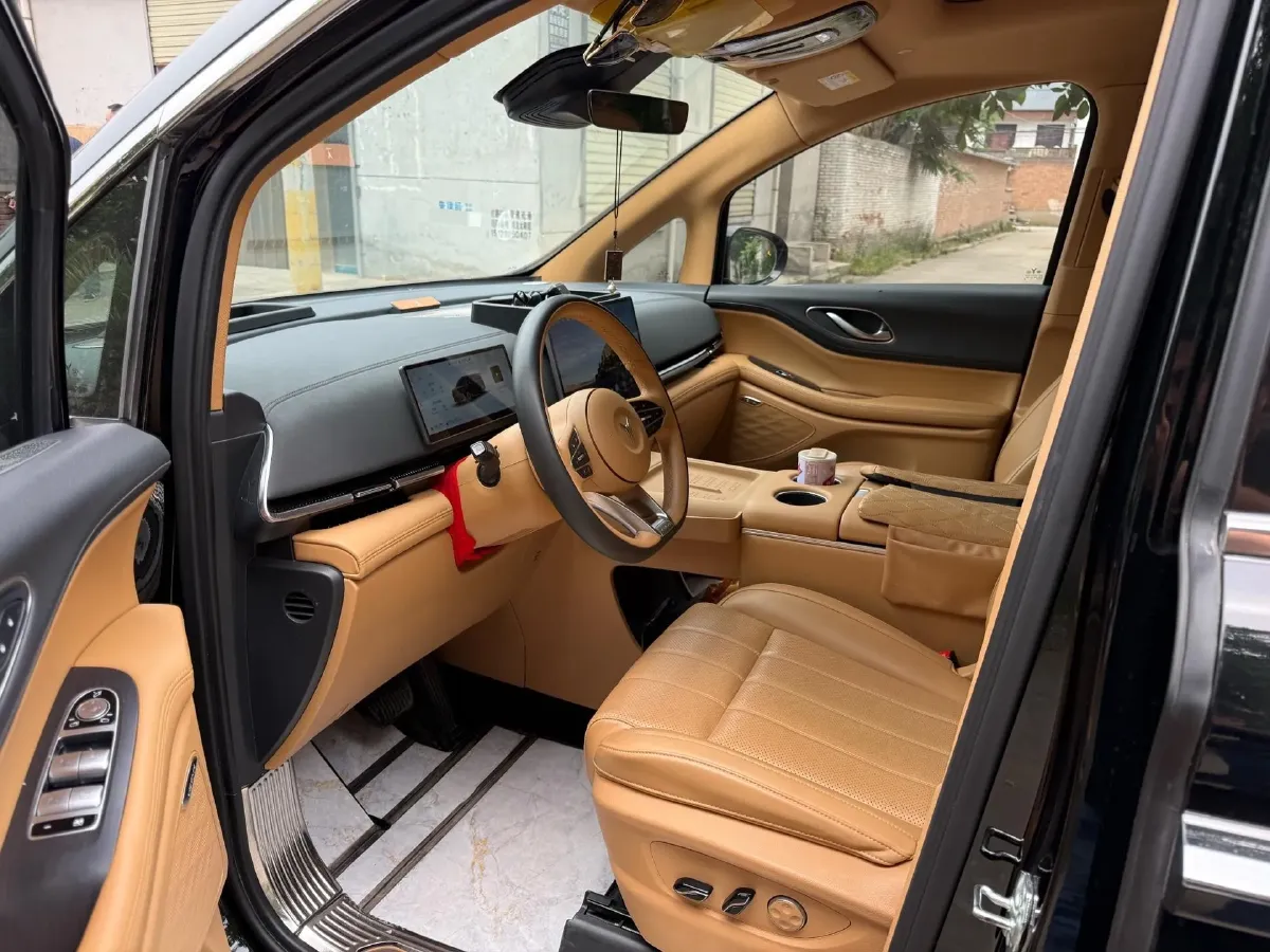 2025 Voyah Dream 1.5T 150HP L4 PHEV 41.7KWH,autocango,china used car exporter,china ev exporter,chinese used car exporter,chinese used ev exporter
