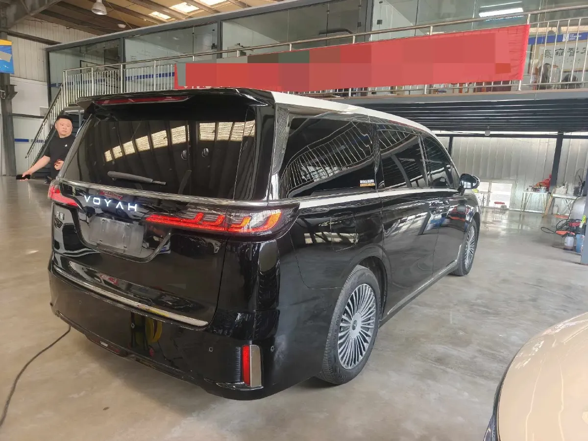 2025 Voyah Dream 1.5T 150HP L4 PHEV 41.7KWH,autocango,china used car exporter,china ev exporter,chinese used car exporter,chinese used ev exporter