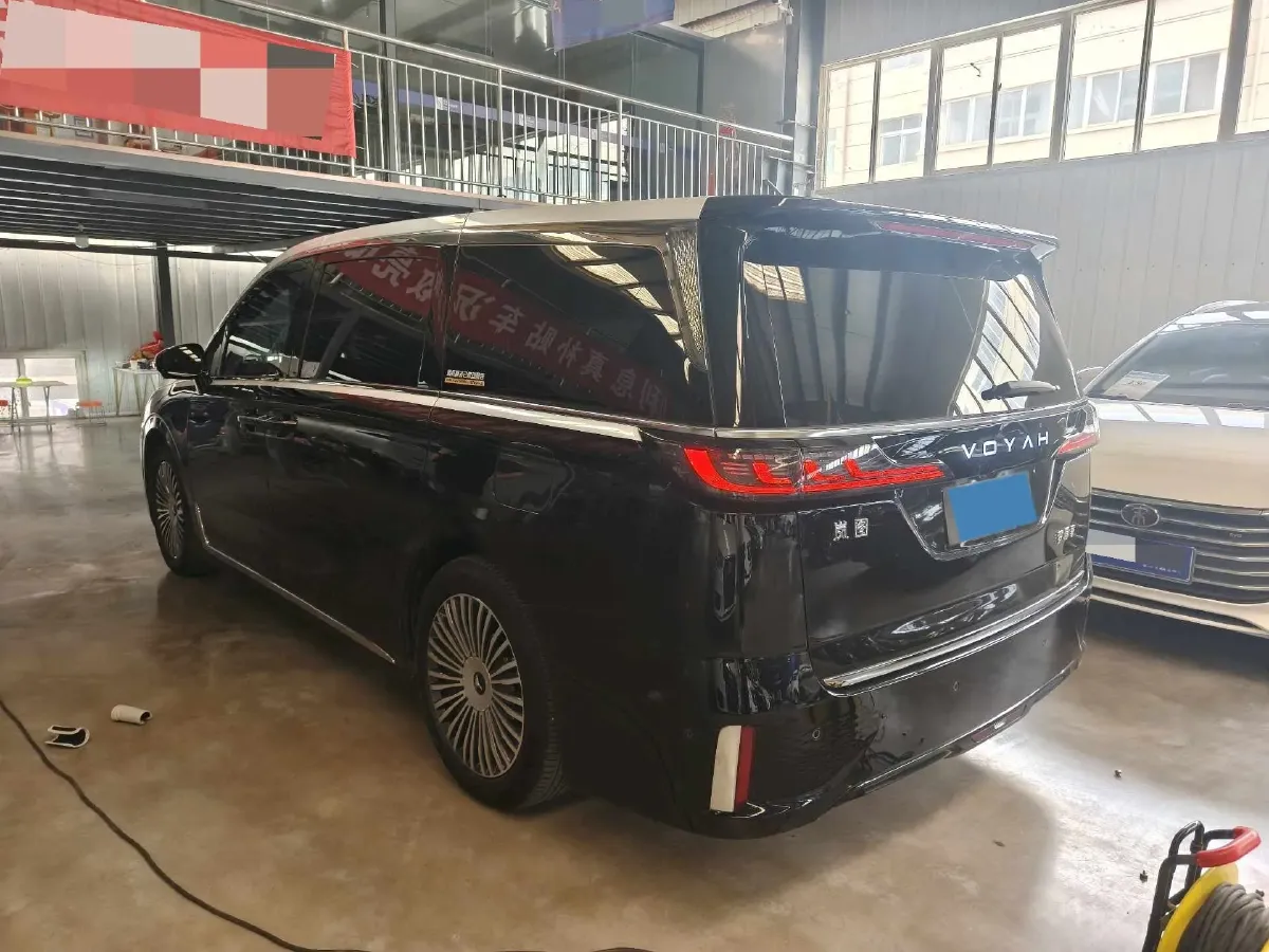 2025 Voyah Dream 1.5T 150HP L4 PHEV 41.7KWH,autocango,china used car exporter,china ev exporter,chinese used car exporter,chinese used ev exporter