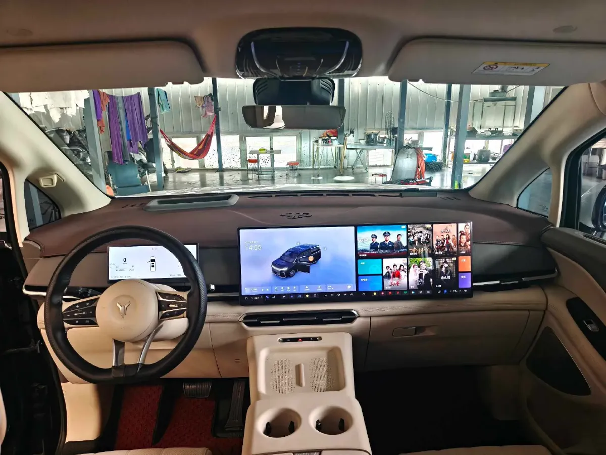2025 Voyah Dream 1.5T 150HP L4 PHEV 41.7KWH,autocango,china used car exporter,china ev exporter,chinese used car exporter,chinese used ev exporter