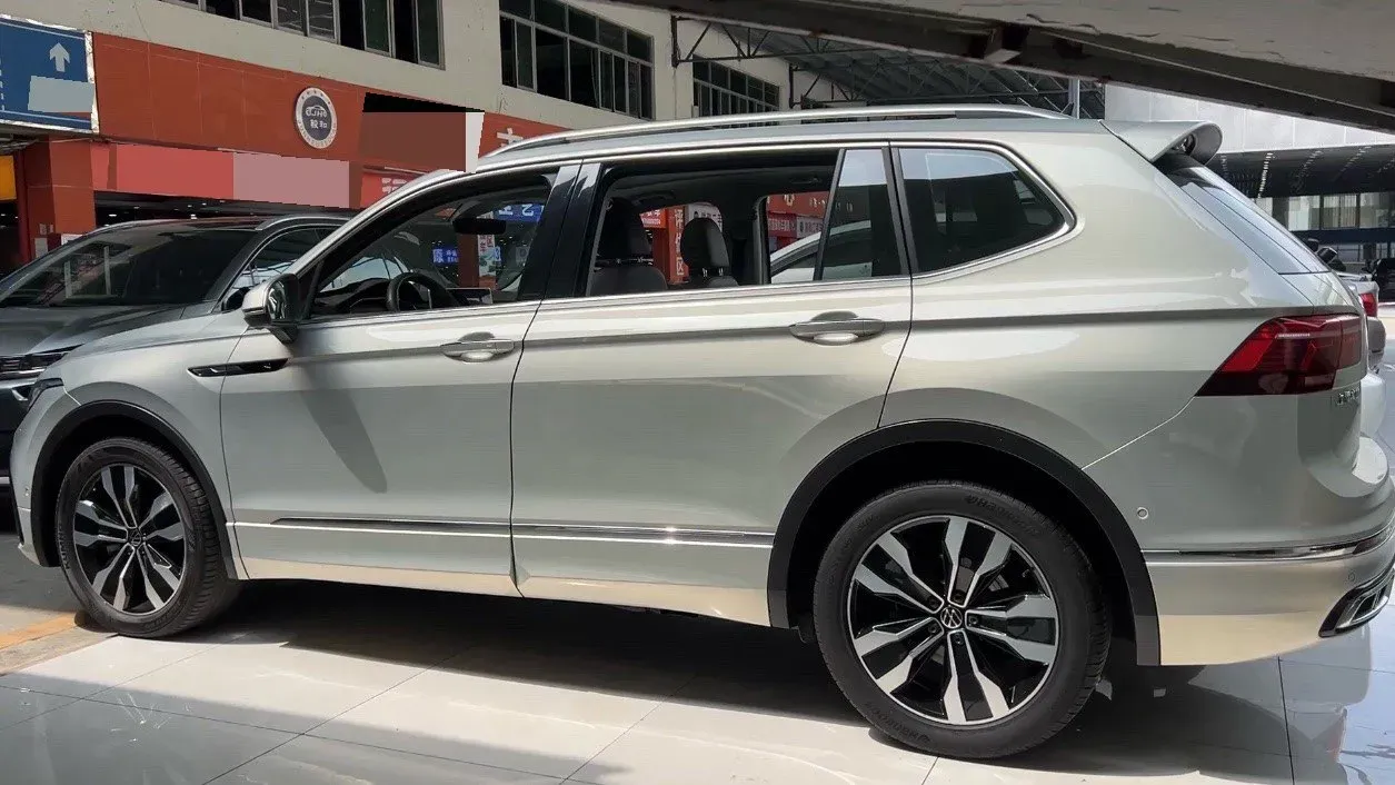 2023 Volkswagen Tiguan L 2.0T 220HP L4 7DCT,autocango,china used car exporter,china ev exporter,chinese used car exporter,chinese used ev exporter
