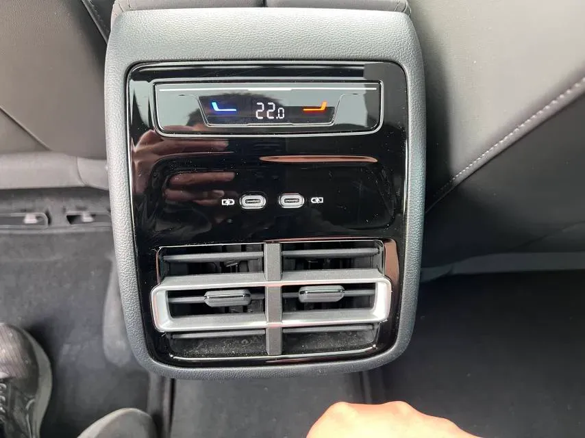 2026 Volkswagen Tiguan L 2.0T 220HP L4 7DCT,autocango,china used car exporter,china ev exporter,chinese used car exporter,chinese used ev exporter