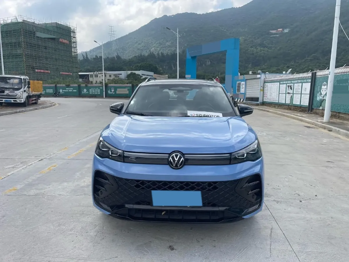 2024 Volkswagen Tiguan L 2.0T 220HP L4 7DCT,autocango,china used car exporter,china ev exporter,chinese used car exporter,chinese used ev exporter