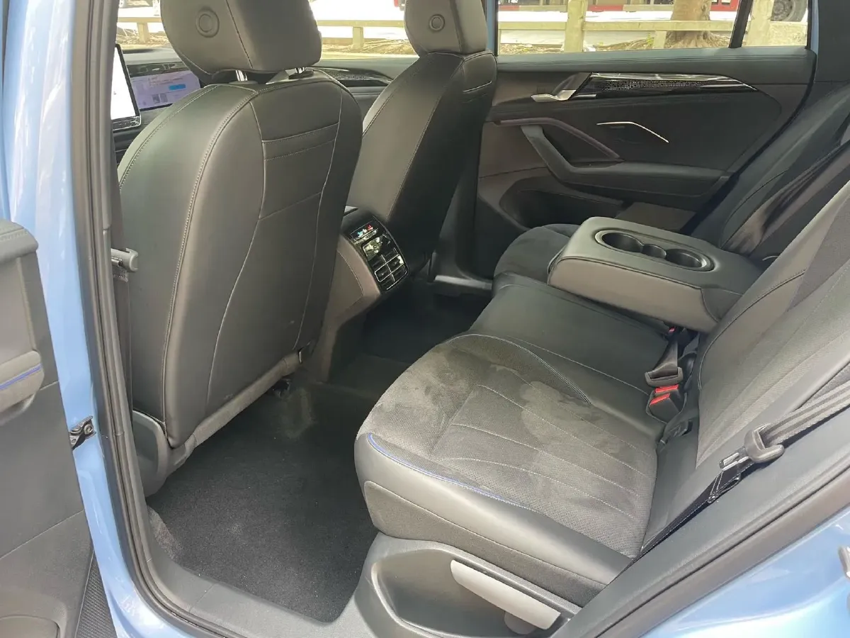 2024 Volkswagen Tiguan L 2.0T 220HP L4 7DCT,autocango,china used car exporter,china ev exporter,chinese used car exporter,chinese used ev exporter