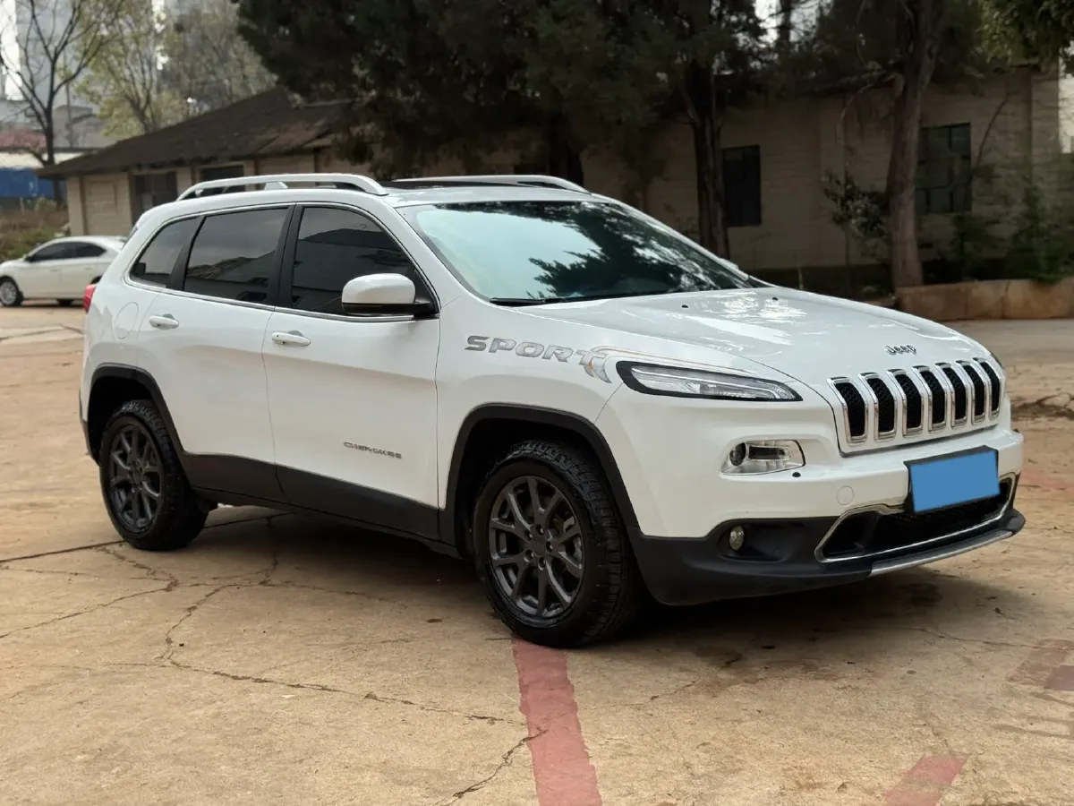 2020 Jeep Cherokee 2.0L 148HP L4 9AT,autocango,china used car exporter,china ev exporter,chinese used car exporter,chinese used ev exporter