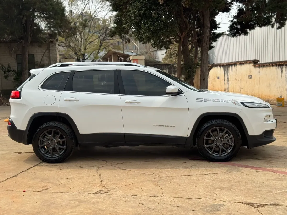2020 Jeep Cherokee 2.0L 148HP L4 9AT,autocango,china used car exporter,china ev exporter,chinese used car exporter,chinese used ev exporter