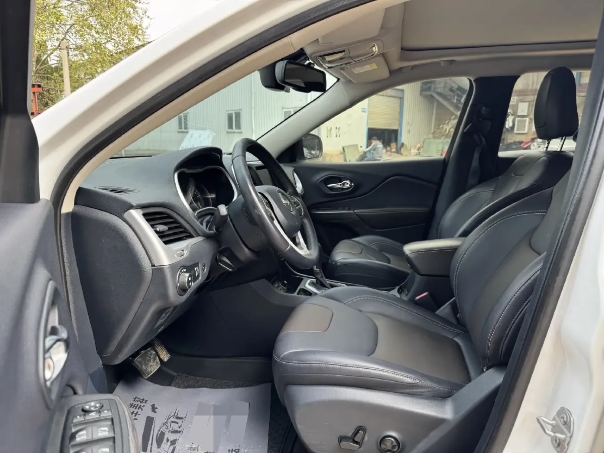 2020 Jeep Cherokee 2.0L 148HP L4 9AT,autocango,china used car exporter,china ev exporter,chinese used car exporter,chinese used ev exporter