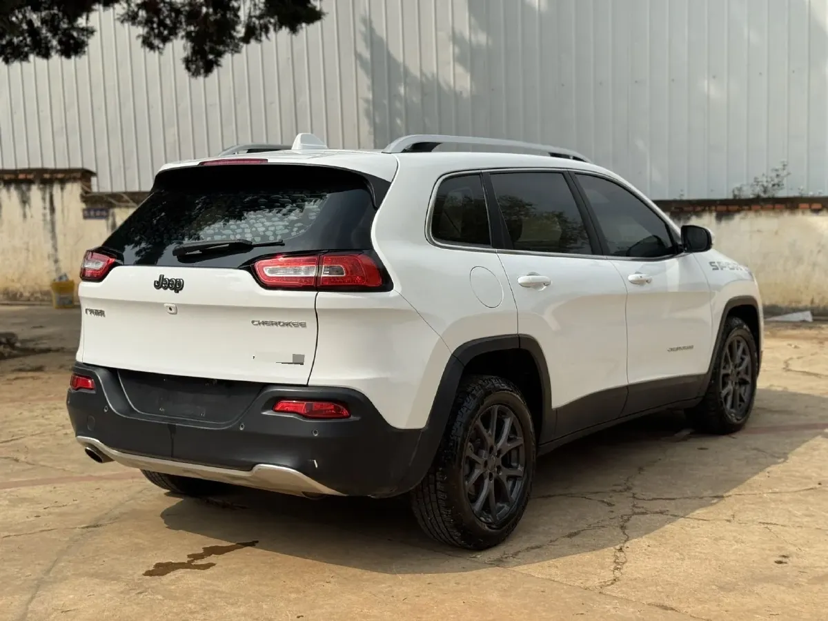 2020 Jeep Cherokee 2.0L 148HP L4 9AT,autocango,china used car exporter,china ev exporter,chinese used car exporter,chinese used ev exporter