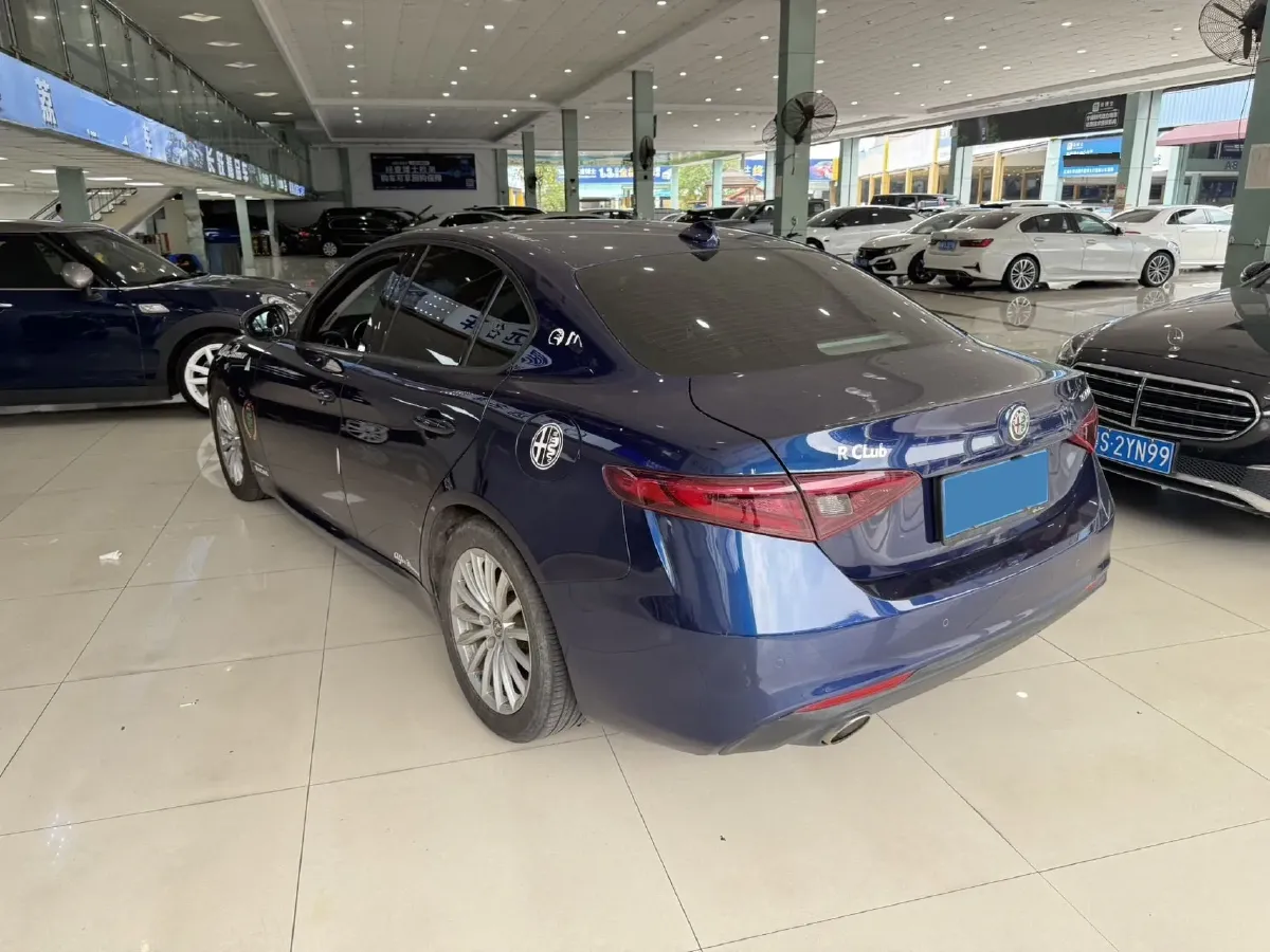 2017 Alfa Romeo Giulia 2.0T 200HP L4 8AT,autocango,china used car exporter,china ev exporter,chinese used car exporter,chinese used ev exporter