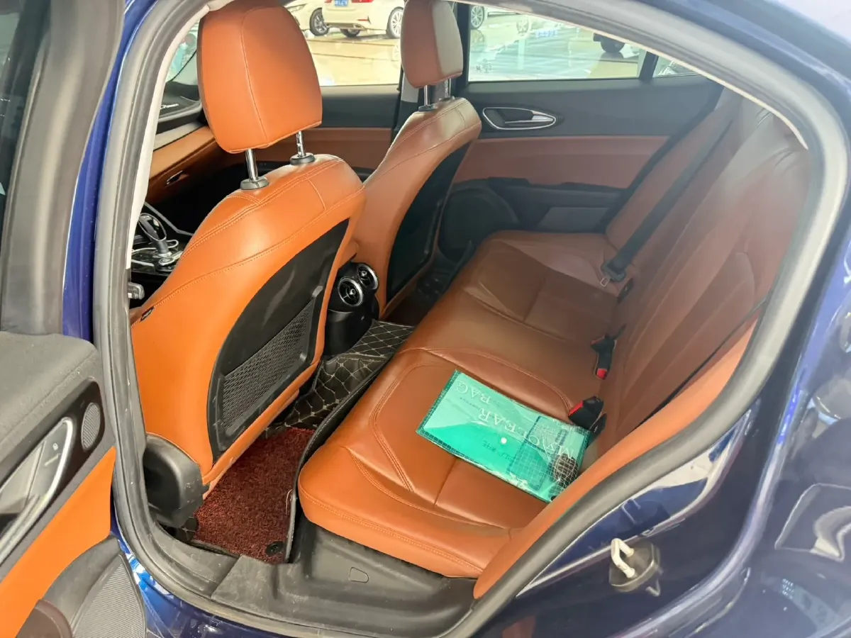 2017 Alfa Romeo Giulia 2.0T 200HP L4 8AT,autocango,china used car exporter,china ev exporter,chinese used car exporter,chinese used ev exporter