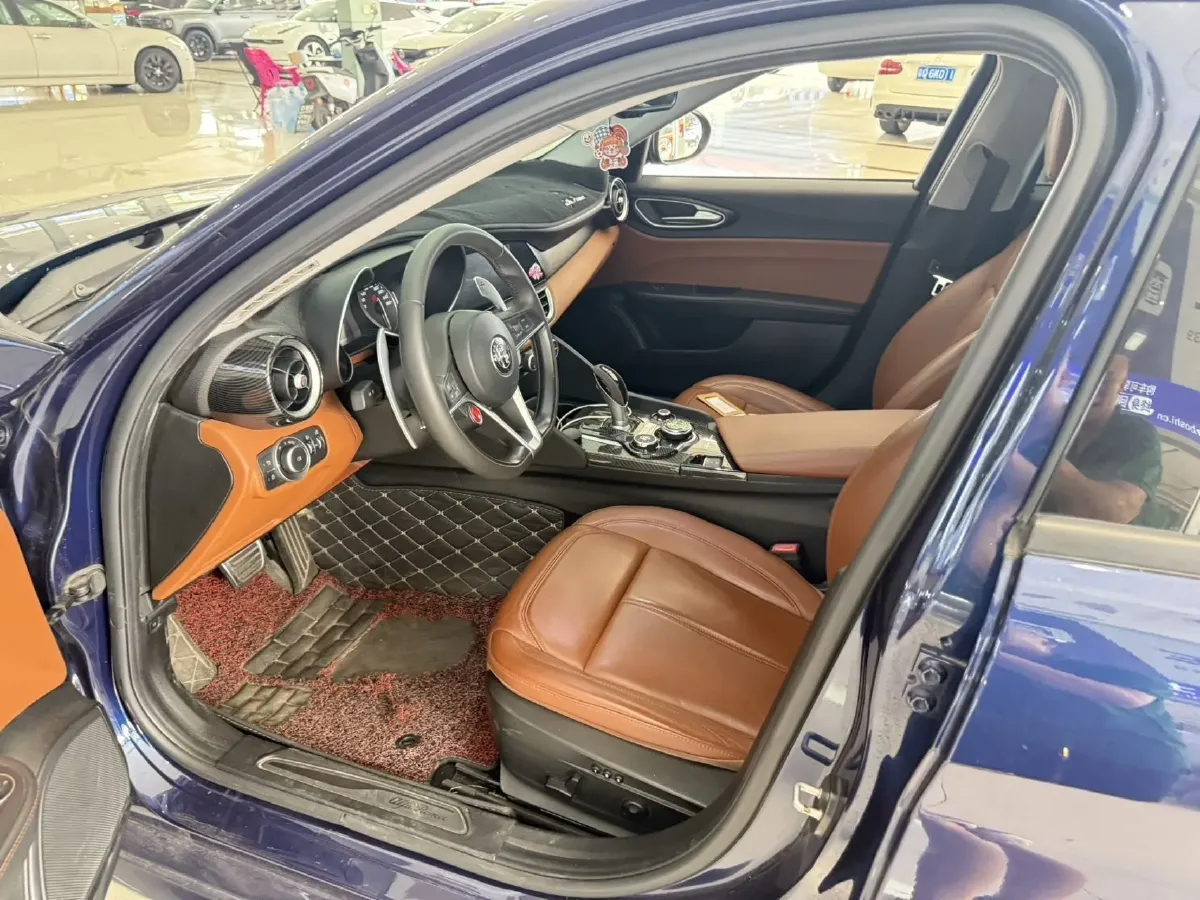 2017 Alfa Romeo Giulia 2.0T 200HP L4 8AT,autocango,china used car exporter,china ev exporter,chinese used car exporter,chinese used ev exporter