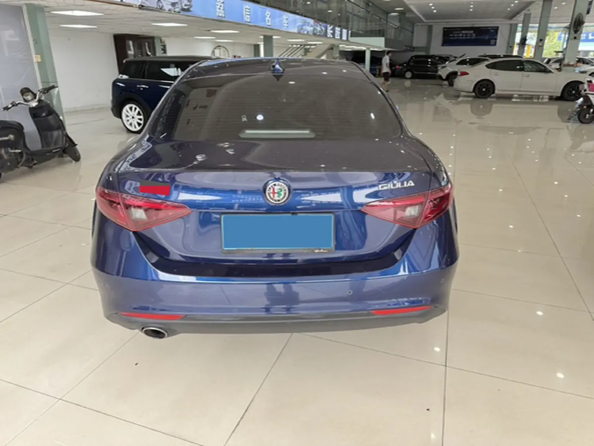 2017 Alfa Romeo Giulia 2.0T 200HP L4 8AT,autocango,china used car exporter,china ev exporter,chinese used car exporter,chinese used ev exporter