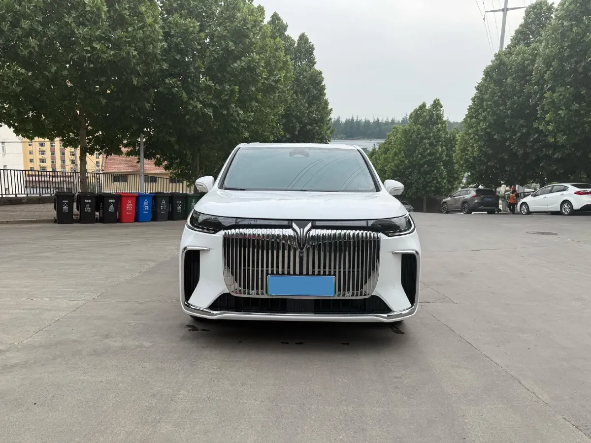 2025 Voyah Dream 1.5T 150HP L4 PHEV 41.7KWH,autocango,china used car exporter,china ev exporter,chinese used car exporter,chinese used ev exporter