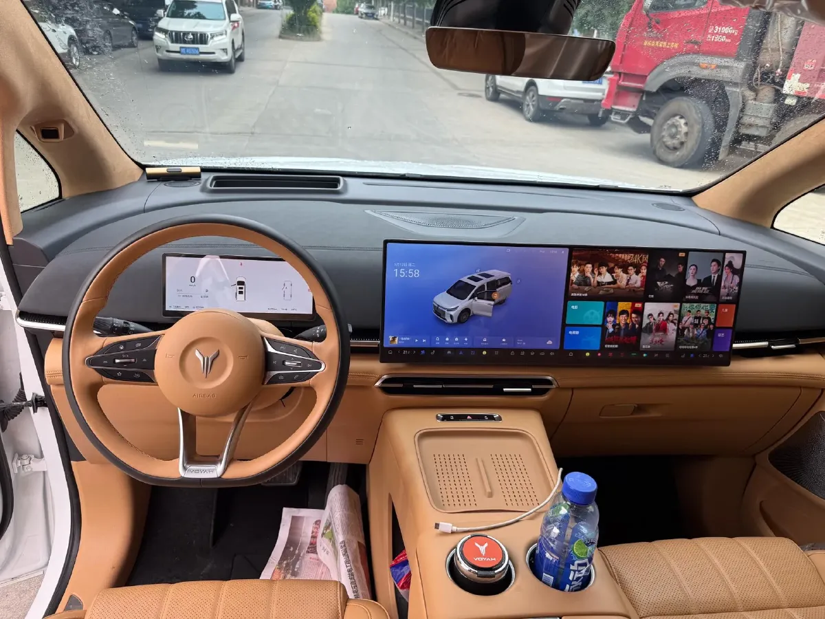 2025 Voyah Dream 1.5T 150HP L4 PHEV 41.7KWH,autocango,china used car exporter,china ev exporter,chinese used car exporter,chinese used ev exporter