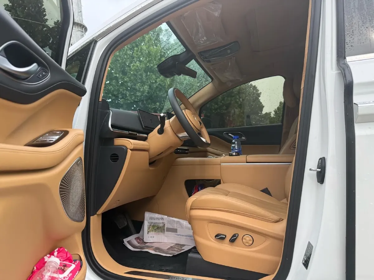 2025 Voyah Dream 1.5T 150HP L4 PHEV 41.7KWH,autocango,china used car exporter,china ev exporter,chinese used car exporter,chinese used ev exporter
