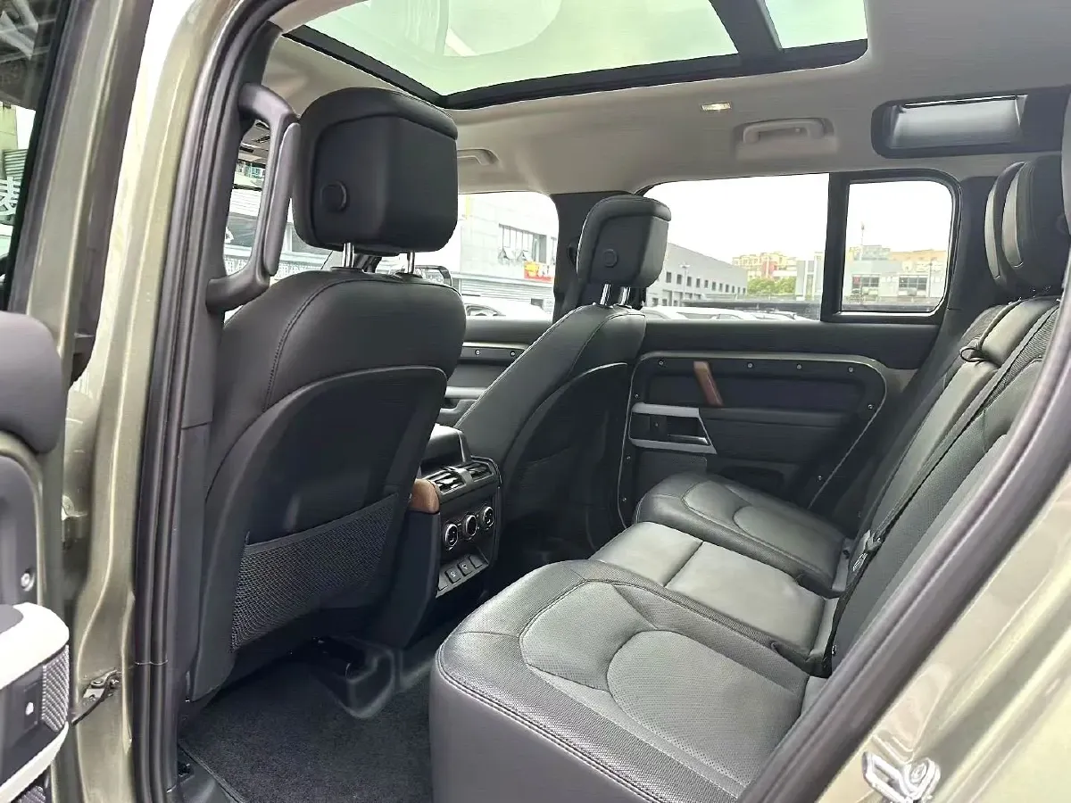 2022 Land Rover Defender 3.0T 400HP L6 8AT,autocango,china used car exporter,china ev exporter,chinese used car exporter,chinese used ev exporter