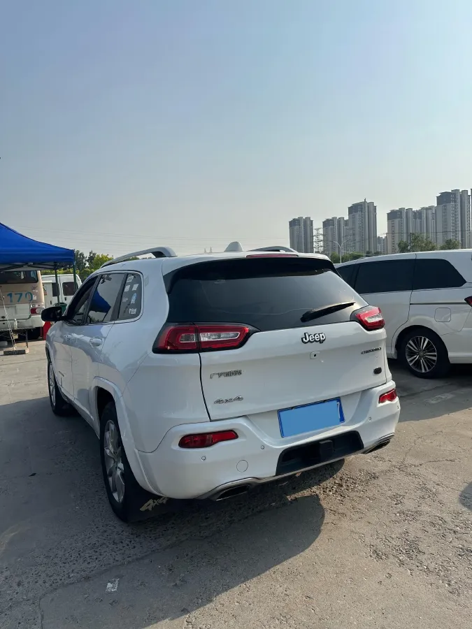 2017 Jeep Cherokee 2.4L 175HP L4 9AT,autocango,china used car exporter,china ev exporter,chinese used car exporter,chinese used ev exporter