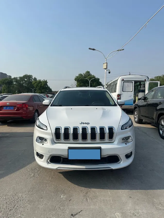 2017 Jeep Cherokee 2.4L 175HP L4 9AT,autocango,china used car exporter,china ev exporter,chinese used car exporter,chinese used ev exporter