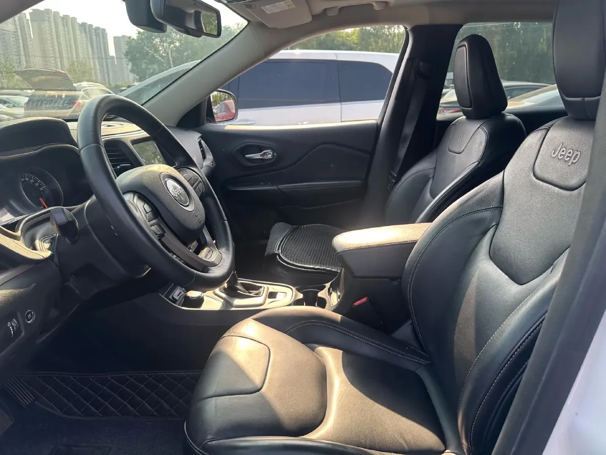 2017 Jeep Cherokee 2.4L 175HP L4 9AT,autocango,china used car exporter,china ev exporter,chinese used car exporter,chinese used ev exporter